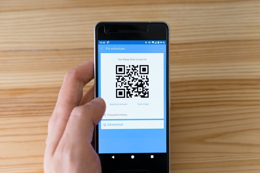 Kunde scannt einen QR-Code mit dem Smartphone zum Punktesammeln