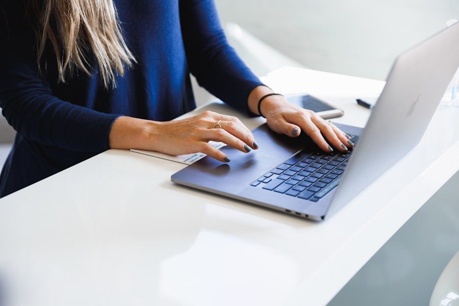 Mitarbeiterin meldet sich sicher an ihrem Laptop an